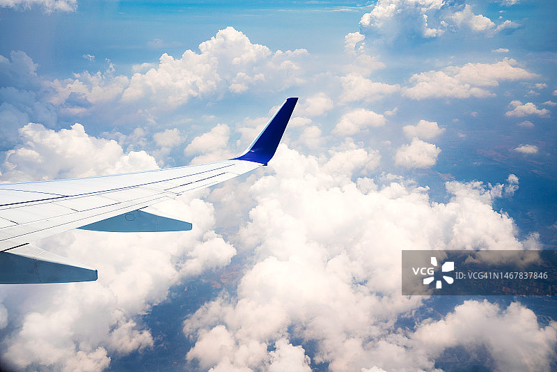 从飞机窗口眺望云景图片素材