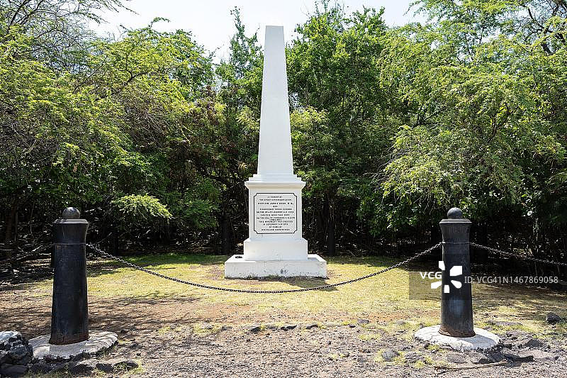 位于夏威夷大岛凯阿拉凯夸船长库克纪念碑步道终点的库克船长纪念碑图片素材