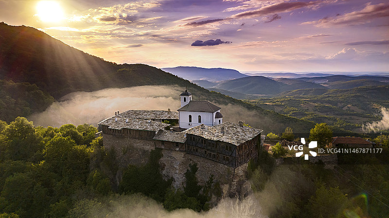 保加利亚洛维奇地区格洛热内圣乔治中世纪修道院的空中俯瞰图片素材