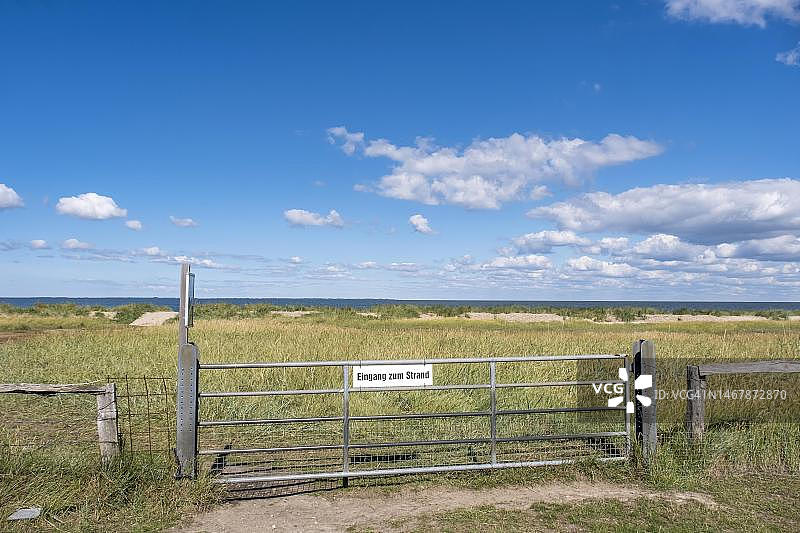 通往海滩的入口指示牌，铁门，多云的天空，德国石勒苏益格-荷尔斯泰因州图片素材