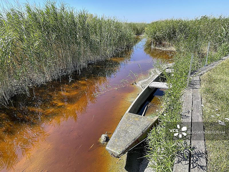 奥地利诺伊锡德尔湖上几近干涸的船只图片素材