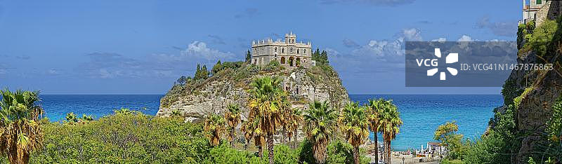 意大利特罗佩阿圣玛丽亚岛教堂全景，建于石灰岩上图片素材