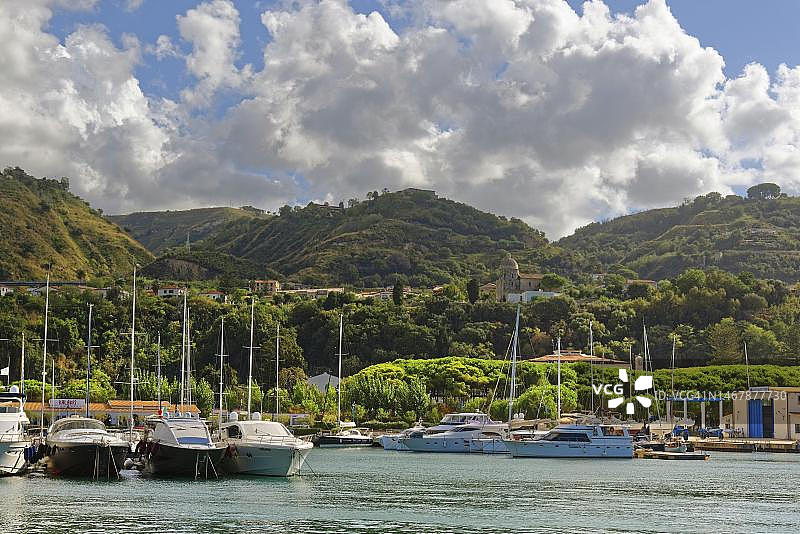 特罗佩亚港口的帆船，位于意大利南部卡拉布里亚维博瓦伦蒂亚图片素材