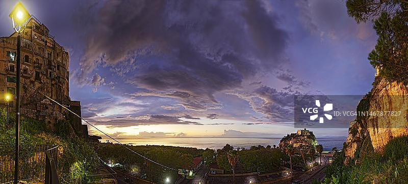 意大利卡拉布里亚特罗佩亚中世纪古镇的黄昏海景图片素材