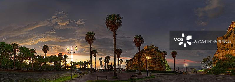 特罗佩阿圣玛丽亚岛圣殿的停车场，背景是棕榈树，意大利南部维博瓦伦蒂亚图片素材