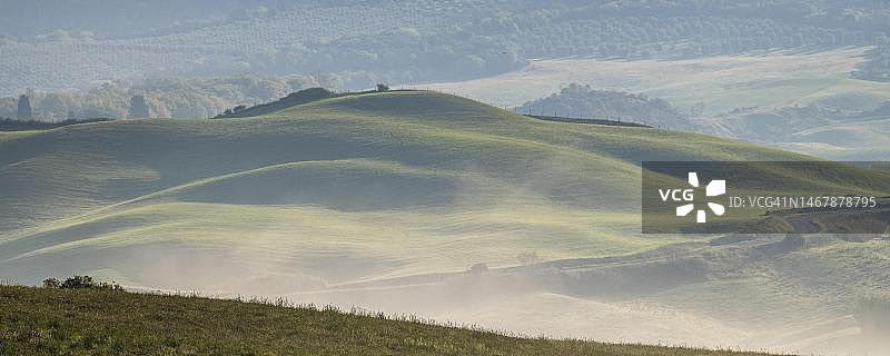 锡耶纳省丘陵景观中的雾气，意大利托斯卡纳图片素材