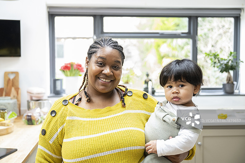 中年母亲和幼儿儿子的室内肖像图片素材