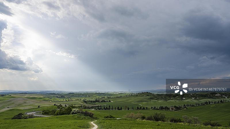 托斯卡纳多云的风景（意大利锡耶纳省）图片素材