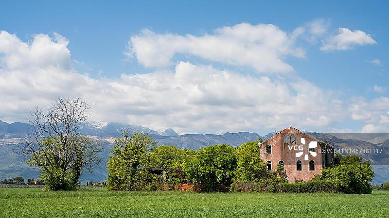 意大利威尼斯绿色植物中废弃的破旧房屋图片素材