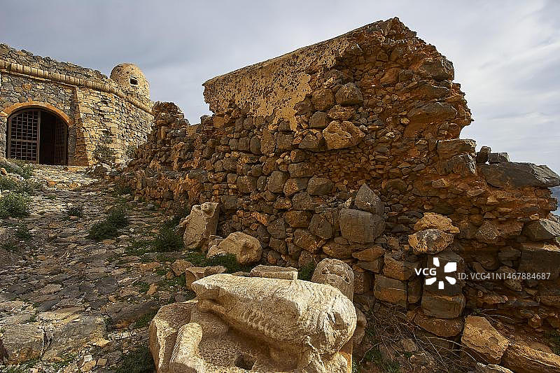 格拉姆武萨威尼斯海堡、石制威尼斯圣马可狮子、堡垒大门、堡垒墙壁、圆形防御塔、多云的天空、格拉姆武萨半岛、海盗湾、巴洛斯、蒂加尼、西克里特岛、克里特岛、希腊图片素材