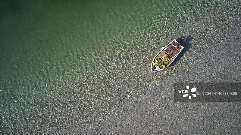 希腊克里特岛格拉姆武萨半岛，海盗湾，巴洛斯，蒂加尼绿色泻湖渔船航拍图片素材
