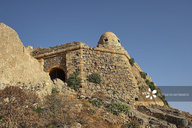 威尼斯海上堡垒格拉姆武萨，堡垒墙壁，堡垒大门，圆形防御塔，蓝色无云天空，格拉姆武萨半岛，海盗湾，巴洛斯，蒂加尼，西克里特岛，克里特岛，希腊图片素材