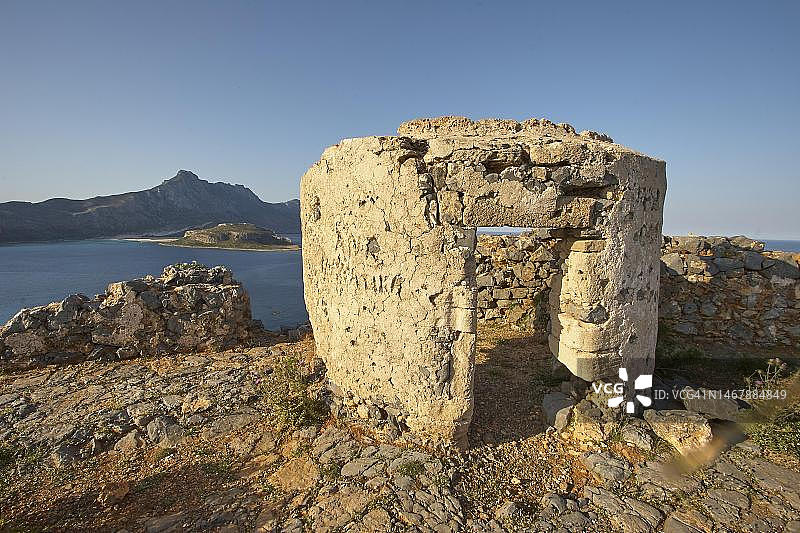 威尼斯海 fortress Gramvoussa，废墟，圆形防御塔，泻湖，山脊，蓝色无云天空，Gramvoussa 半岛，海盗湾，巴洛斯，Tigani，西克里特岛，克里特岛，希腊图片素材