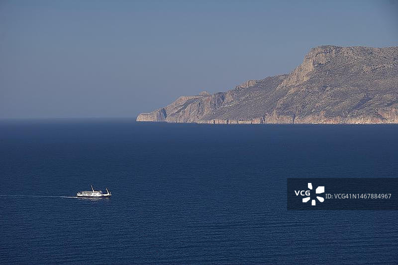 格拉姆武萨半岛、基萨莫斯海湾、罗多波半岛、蓝色大海、白色游览船、海盗湾、巴洛斯、蒂加尼、蓝色无云天空、克里特岛西部图片素材