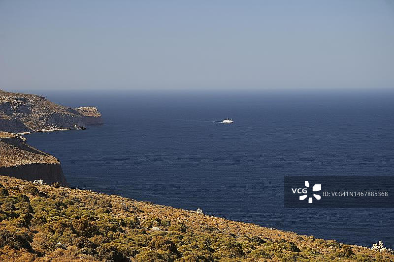 克里特岛格拉姆武萨半岛：清晨光线、马奇亚、游览船、基萨莫斯海湾、蓝色大海、海盗湾、巴洛斯、蒂加尼与湛蓝天空图片素材