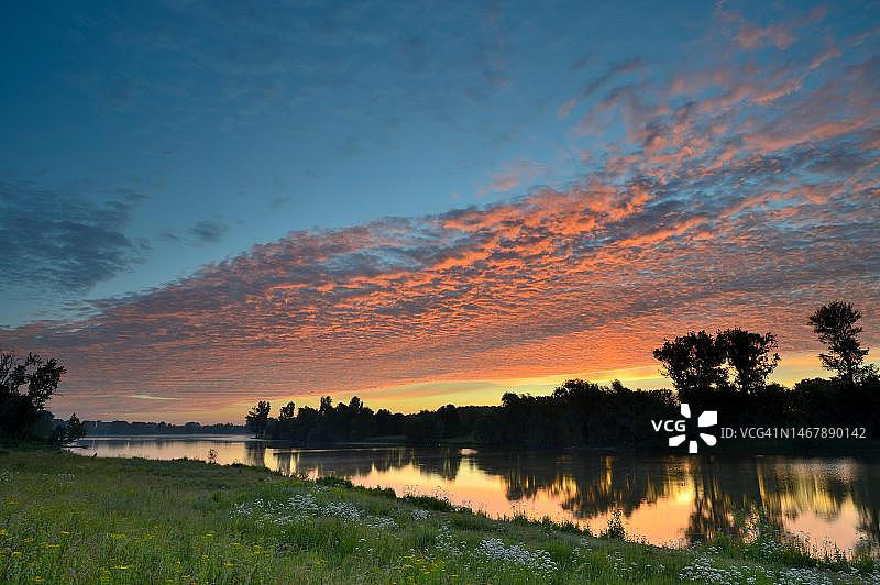 德国下莱茵地区桑滕老莱茵河的晨曦图片素材
