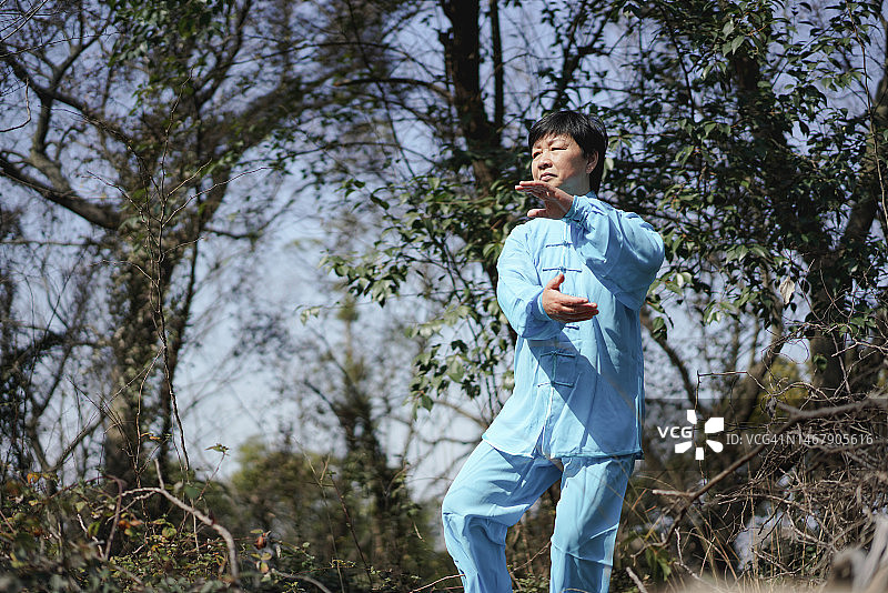 一位亚洲老妇人在打太极图片素材