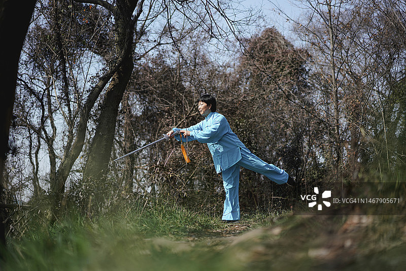 一位亚洲老妇人在打太极图片素材