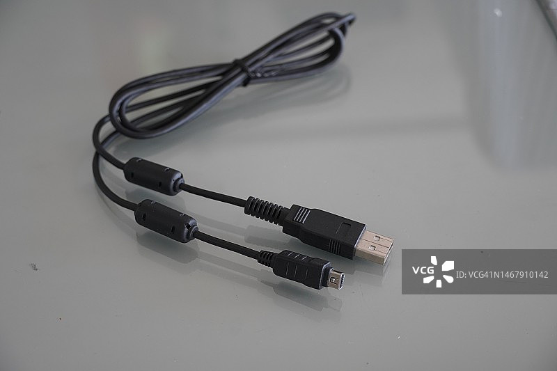 桌子上的充电线图片素材