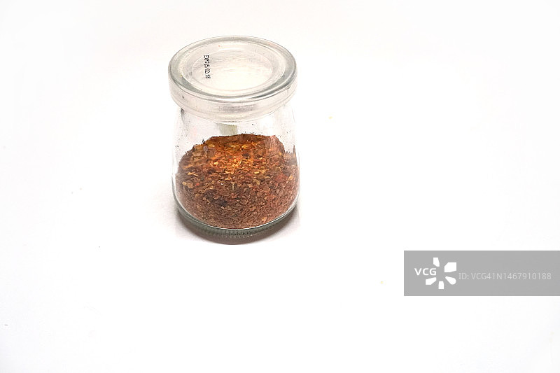 桌上透明玻璃瓶中的辣椒图片素材