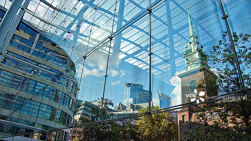 商业与宗教：金融大厦和教堂，伦敦图片素材