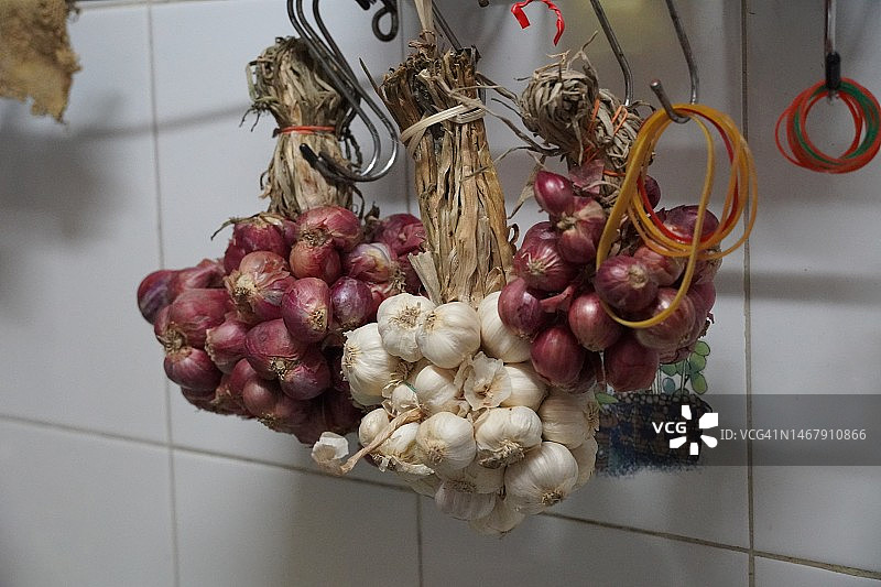 悬挂的红葱头和大蒜图片素材