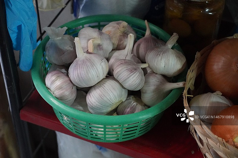 绿色塑料篮中的蒜头图片素材