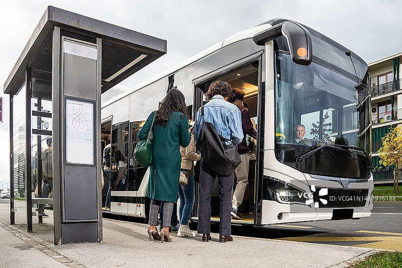 乘客登上巴士图片素材