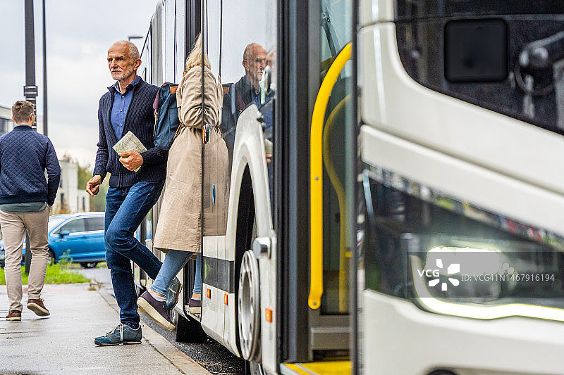 乘客从公共汽车下车图片素材