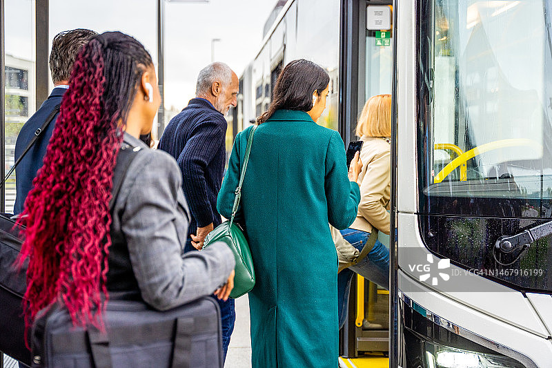 乘客乘坐巴士图片素材