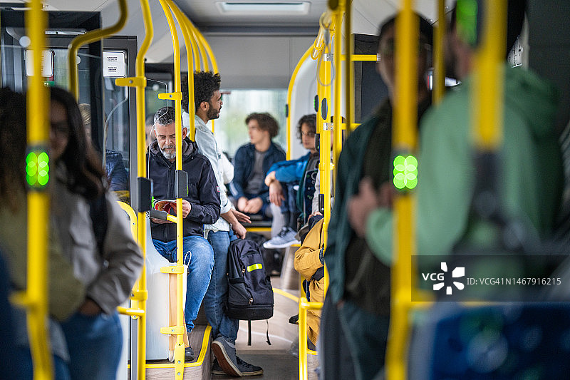 人们乘坐公共汽车旅行图片素材