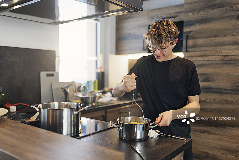 青少年在厨房帮忙准备饭菜图片素材