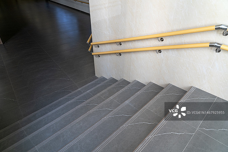 墙上的室内梯子和安全栏杆图片素材