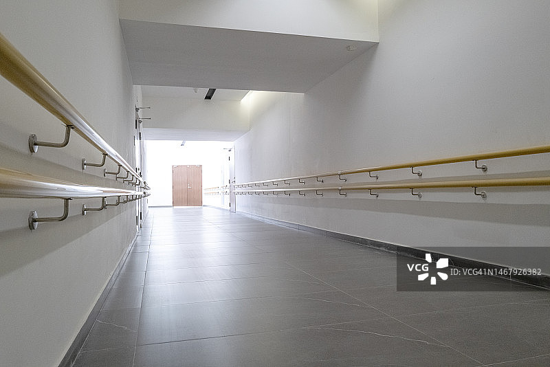 带有安全栏杆的养老院走廊图片素材
