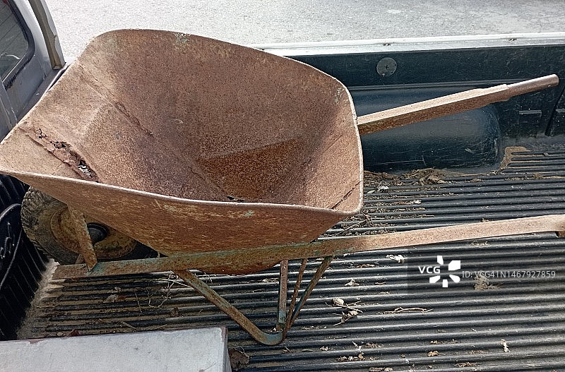 小型货车后部的旧金属独轮车，克里特岛，希腊图片素材