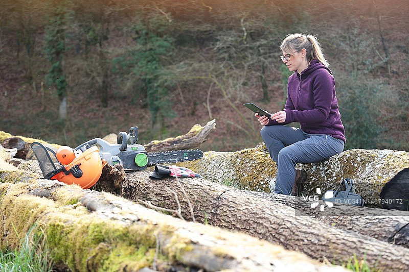 农业女工用电锯砍木头图片素材