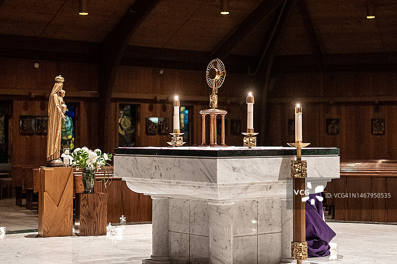 教堂内烛光照亮的大理石圣坛图片素材