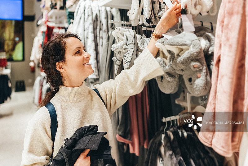 购物中心的女人图片素材