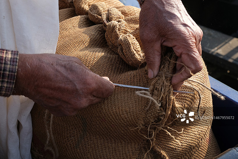工人缝麻袋图片素材