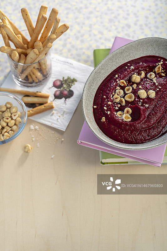 甜菜根、豆类和榛子鹰嘴豆泥图片素材