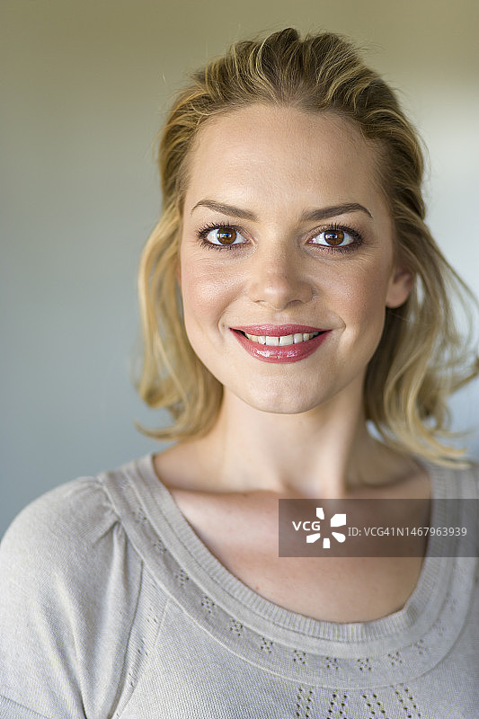 室内金发女人肖像图片素材