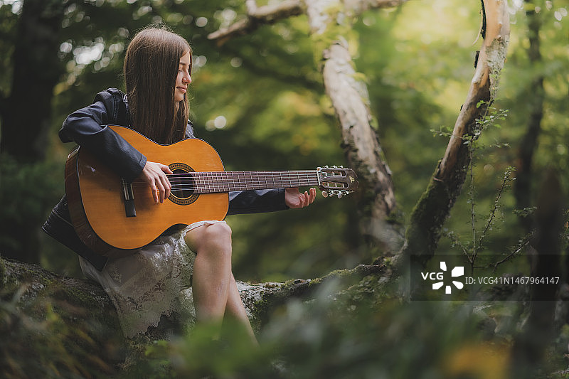 弹吉他的漂亮少女图片素材