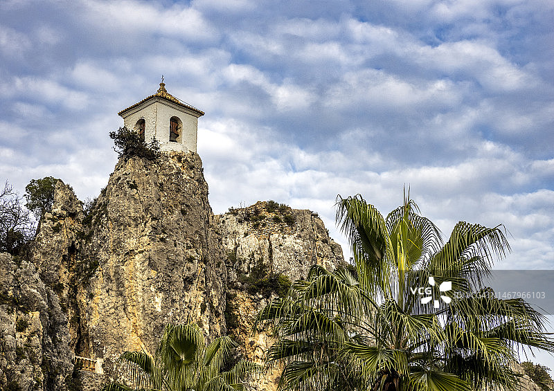 瓜达莱斯特大岩石顶端小村庄的钟楼，阿利坎特图片素材