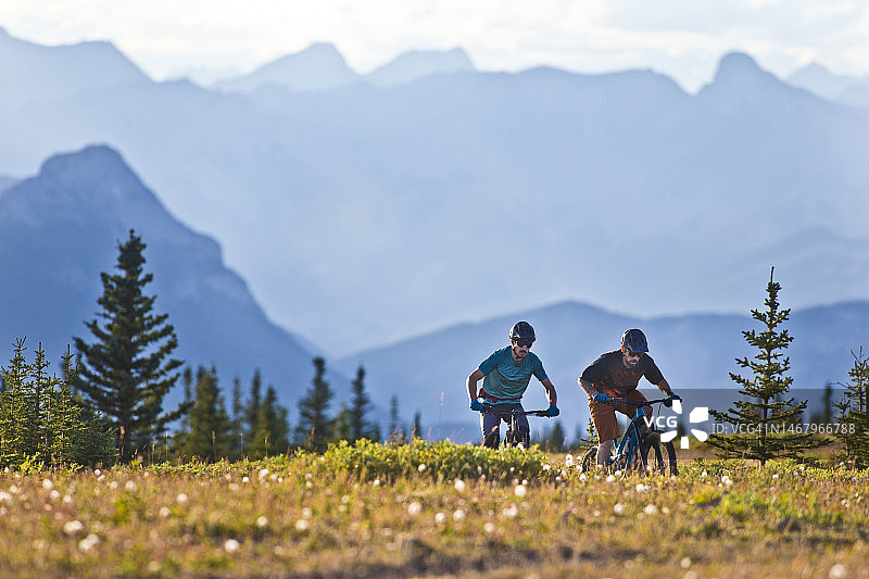 山地自行车攀登图片素材