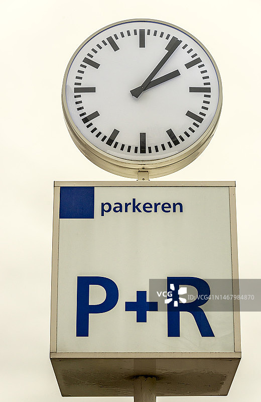 带时钟的停车场标志图片素材