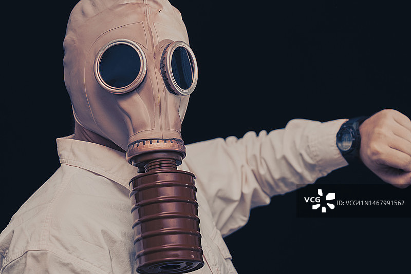 戴防毒面具的男子图片素材