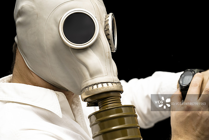 戴防毒面具的男子图片素材