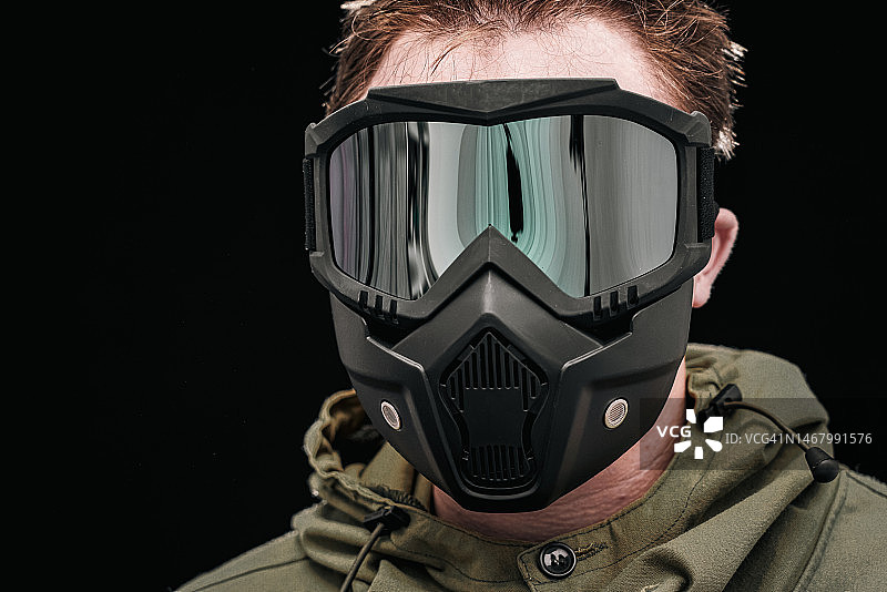 戴防护面具和军事装备的男子图片素材