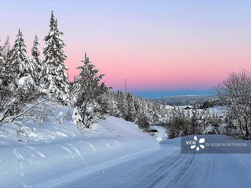 山间冬日公路日落柔光图片素材