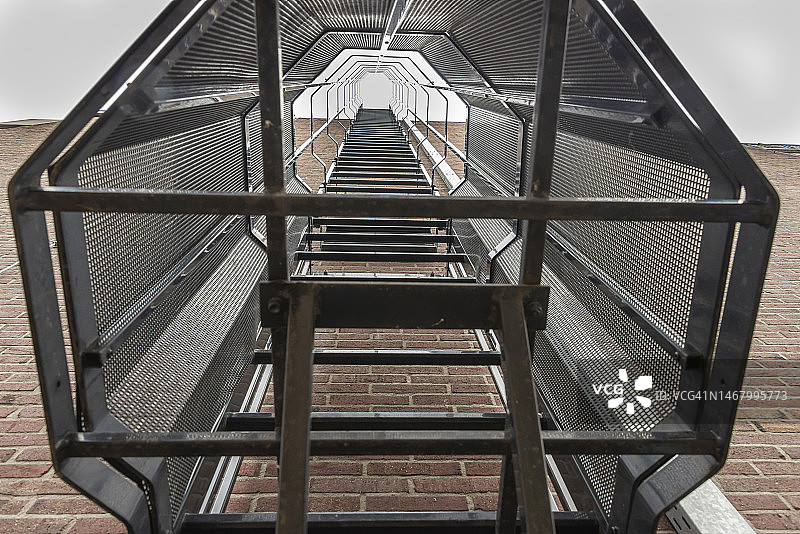 向上拍摄的笼梯仰视图图片素材